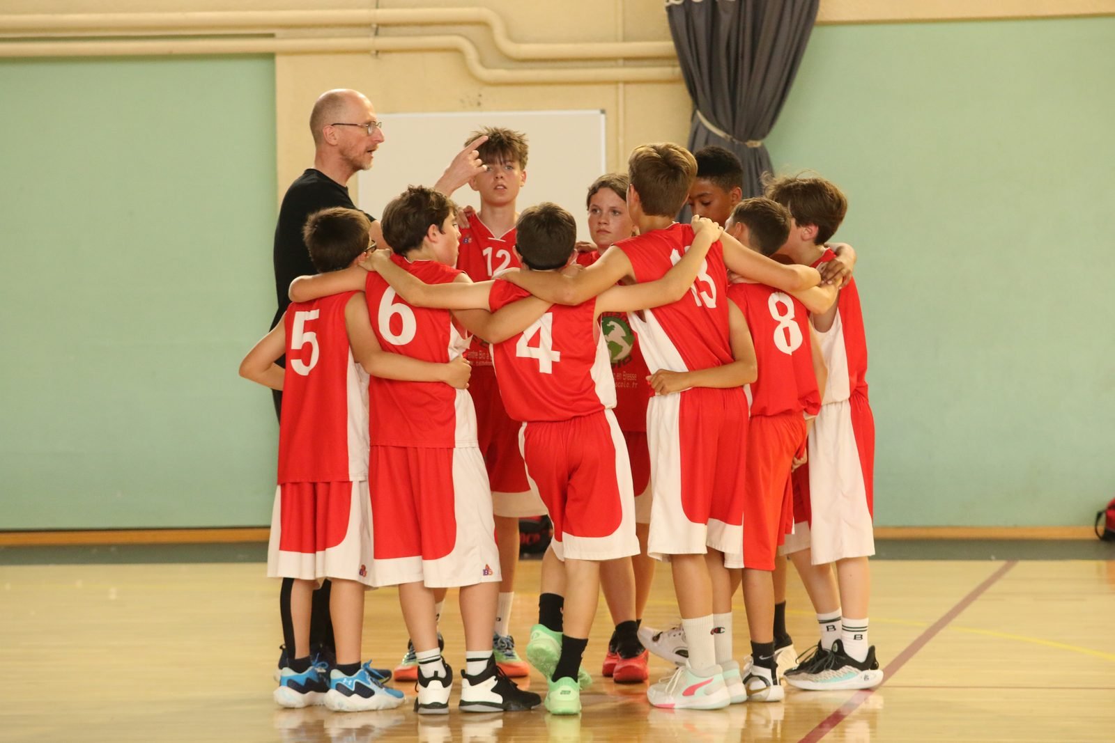 Philippe Citterio et son équipe de jeunes en cercle avant un match