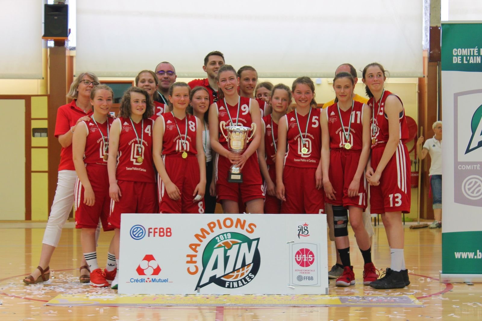 Les championnes de l'Ain posent avec leur trophée